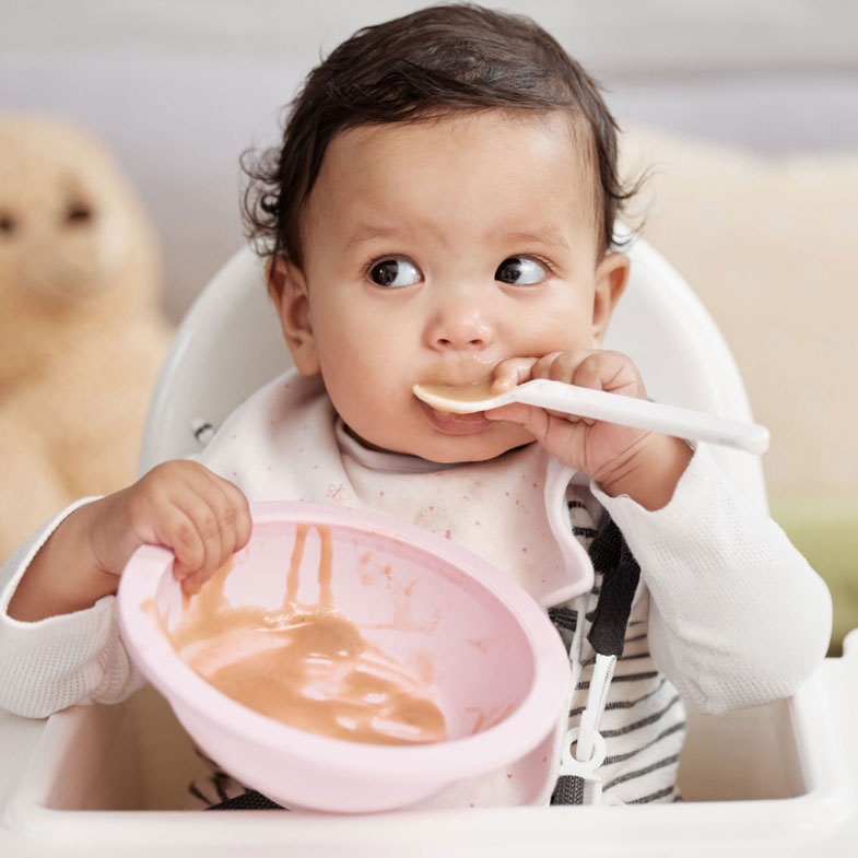 Bebe comiento papilla